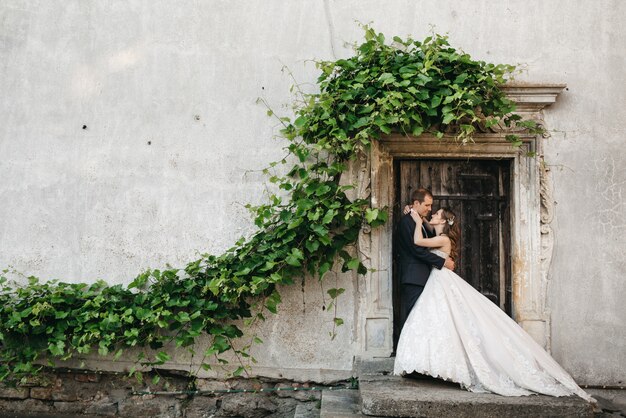 Szczęśliwe druhny są fotografowane w pobliżu starego domu