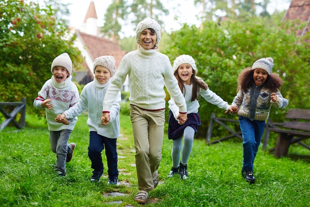 Szczęśliwe dzieci biegające na zewnątrz
