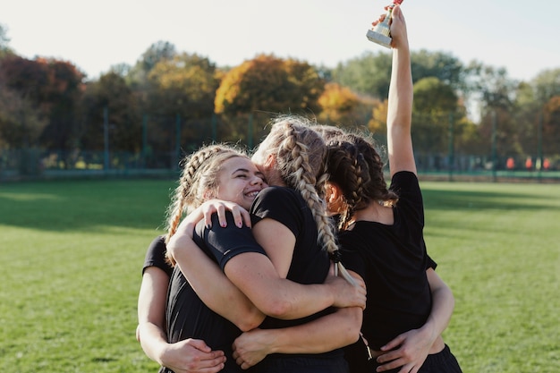 Szczęśliwe kobiety sportowe, obejmując się nawzajem