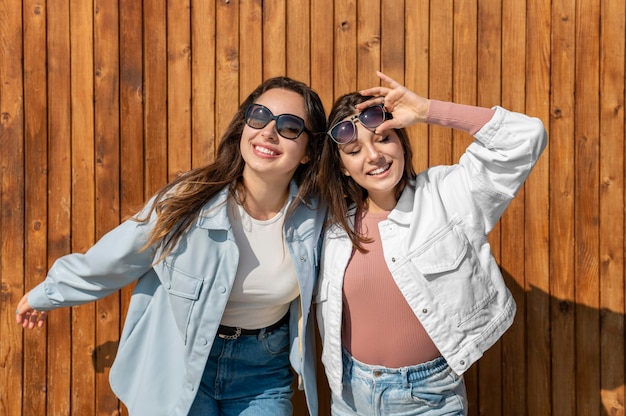Bezpłatne zdjęcie szczęśliwe kobiety z okularami przeciwsłonecznymi na zewnątrz