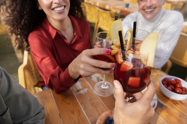 Szczęśliwe kobiety z wysokim kątem z sangria