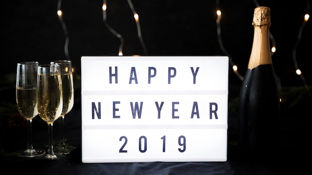 Bezpłatne zdjęcie szczęśliwego nowego roku 2019 napis na tablicy biały