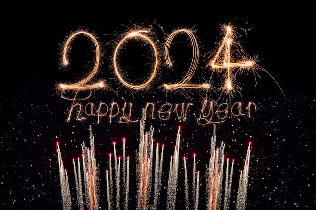 Szczęśliwego Nowego Roku 2024 Błyszczący płonący tekst Szczęśliwy Nowy Rok 2024 odizolowany na czarnym tle