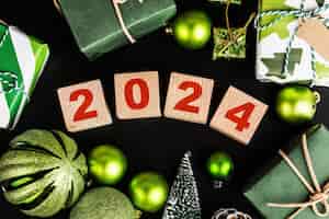 Bezpłatne zdjęcie szczęśliwego nowego roku 2024 boże narodzenie 2024 święta bożego narodzenia prezenty umieszczone w świątecznej atmosferze