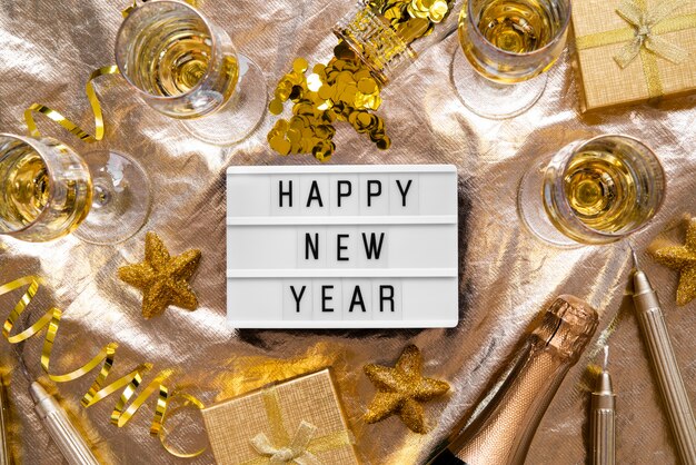 Szczęśliwego nowego roku cytat talerz ze złotym wystrojem