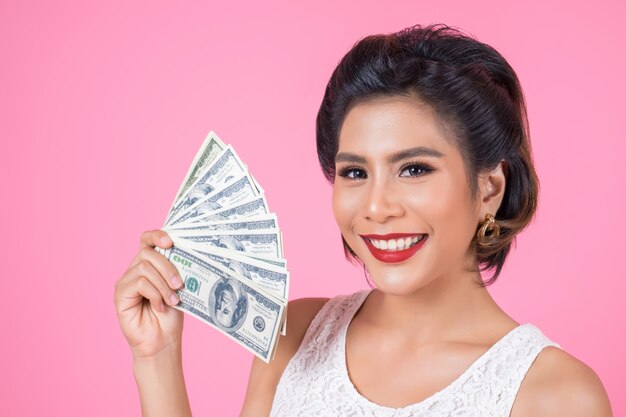 Szczęśliwej mody kobiety piękna ręka trzyma dolarowego pieniądze