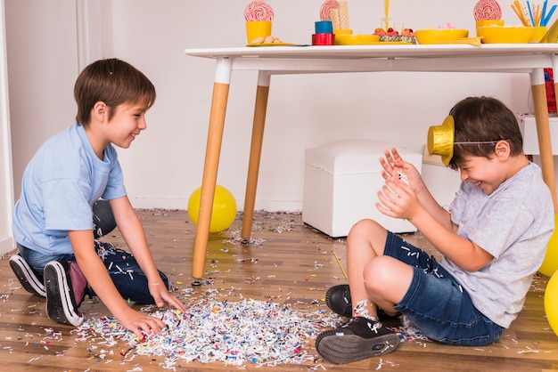 Bezpłatne zdjęcie szczęśliwi przyjaciele cieszy się przyjęcia z confetti