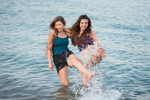 Bezpłatne zdjęcie szczęśliwi przyjaciele na plaży