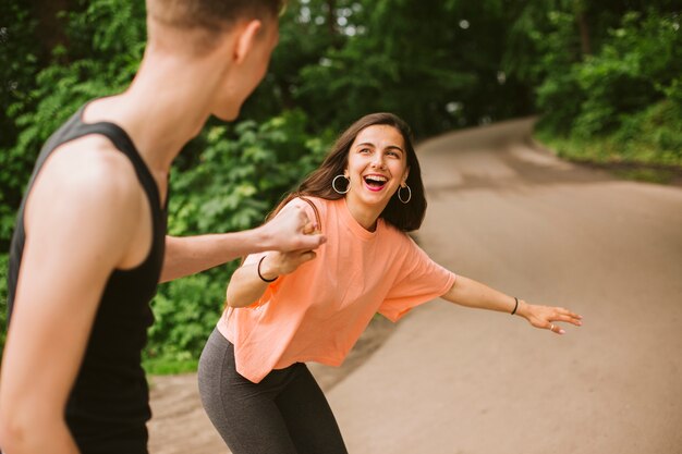 Szczęśliwi przyjaciele spędzają czas razem