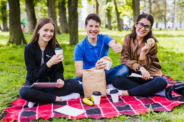 Bezpłatne zdjęcie szczęśliwi studenci w parku