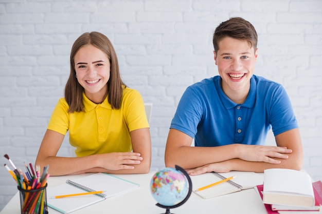 Bezpłatne zdjęcie szczęśliwi studenci