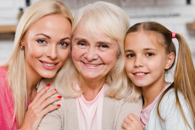 Bezpłatne zdjęcie szczęśliwi żeńskiego pokolenia zakończenie