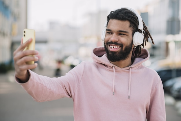 Szczęśliwy afroamerican mężczyzna bierze selfie