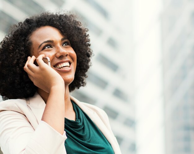 Szczęśliwy bizneswoman opowiada na telefonie