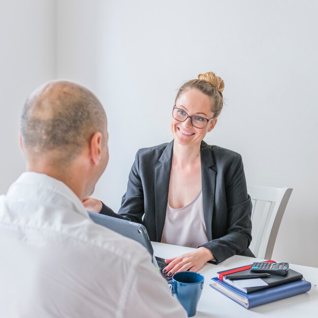 Szczęśliwy bizneswoman patrzeje jej partnera w biurze