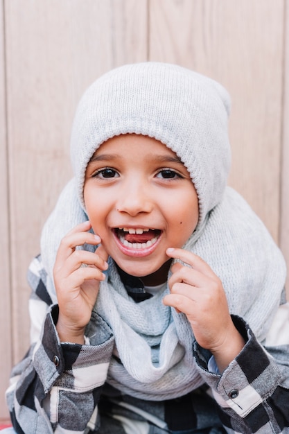 Bezpłatne zdjęcie szczęśliwy chłopiec w zimowe ubrania