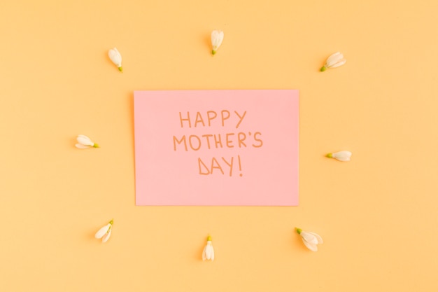 Szczęśliwy Dzień Matki Gratulacje Na Papierze Wśród Kwiatów