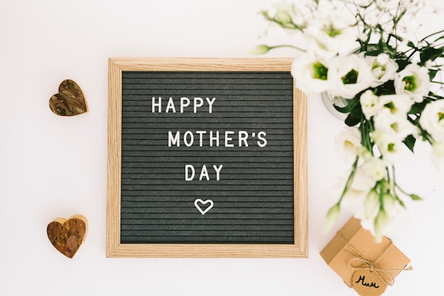 Szczęśliwy Dzień Matki Napis Na Pokładzie Z Kwiatami