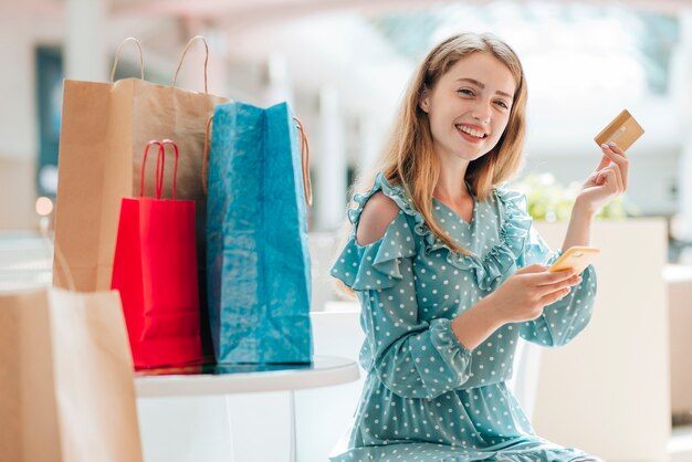 Szczęśliwy kostiumer w centrum handlowym średni strzał