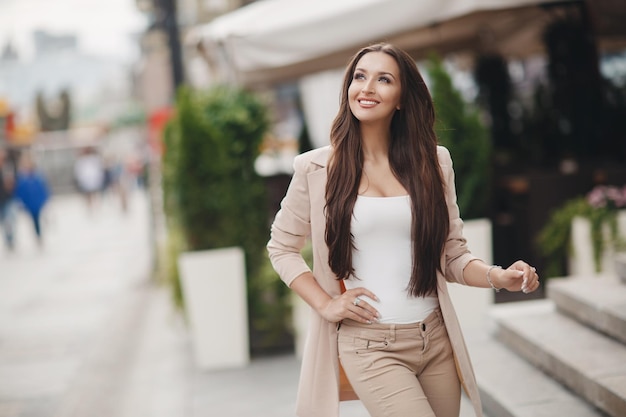 szczęśliwy ładny portret kobiety na zewnątrz