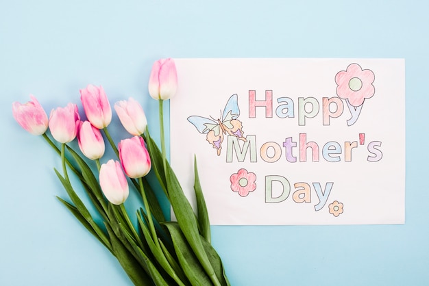 Szczęśliwy matka dzień rysuje na papierze z jaskrawymi tulipanami