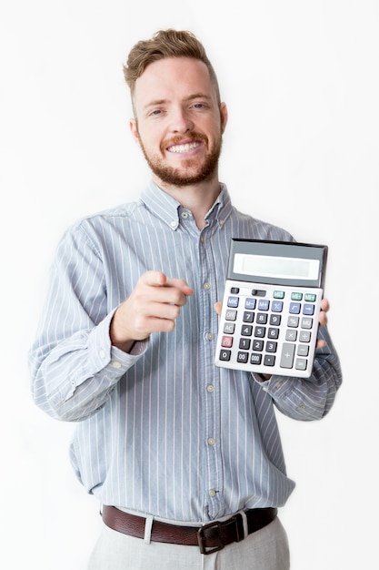 Bezpłatne zdjęcie szczęśliwy menedżer z kalkulatora wskazującego na klienta
