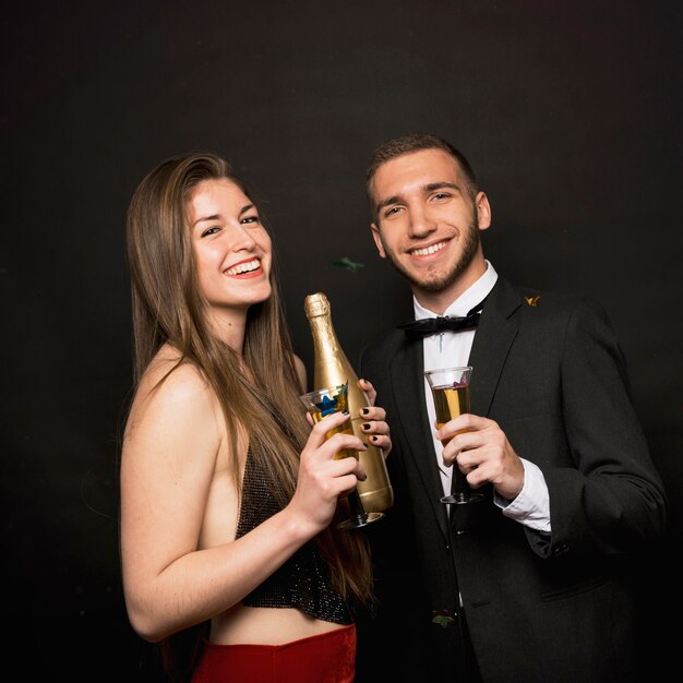 Szczęśliwy mężczyzna i kobieta z butelki i szklanki napojów