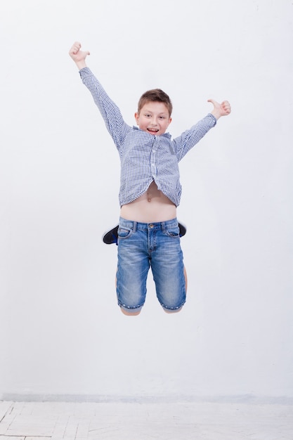 Szczęśliwy młody chłopak skacze