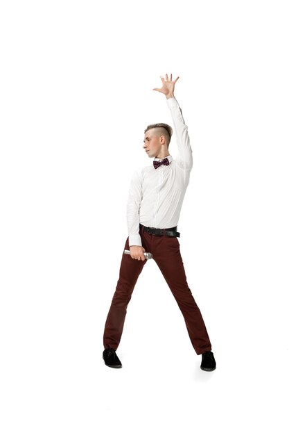 Szczęśliwy młody człowiek tańczy w zwykłych ubraniach lub garniturze, przerabiając legendarne ruchy celebrytów