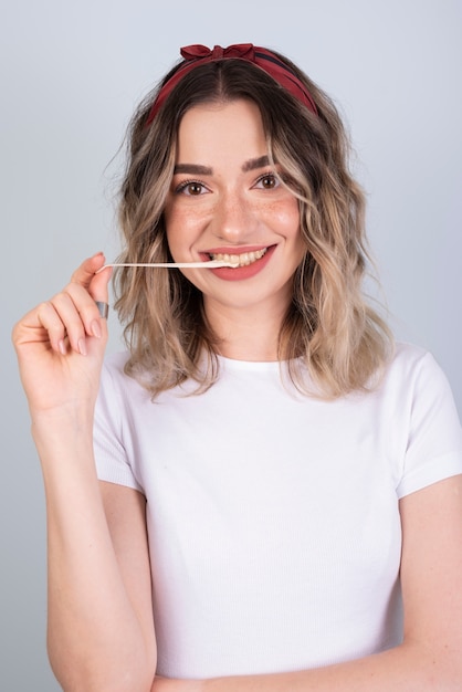 Bezpłatne zdjęcie szczęśliwy model z gumą do żucia