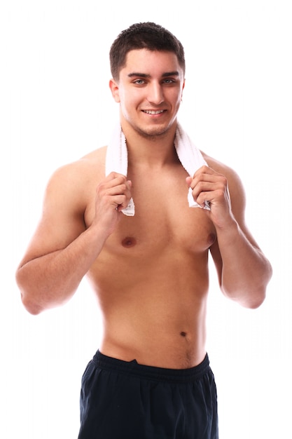 Szczęśliwy muskularny facet z ręcznikiem