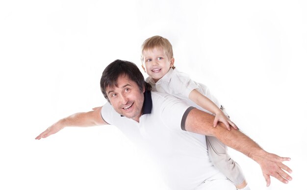 Szczęśliwy ojciec bawi się ze swoim małym synem. na białym tle