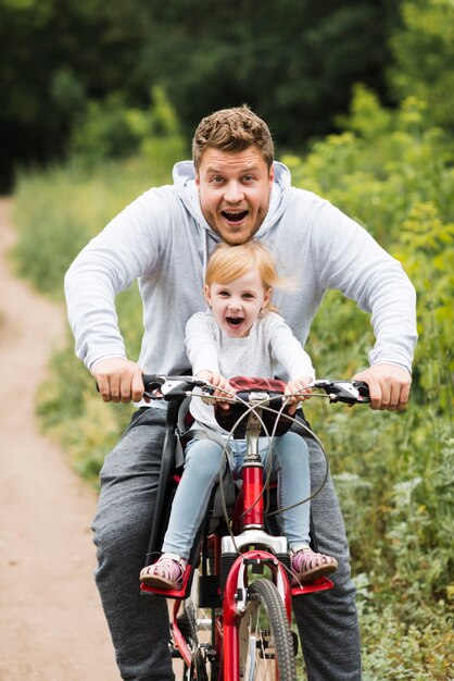 Szczęśliwy ojciec i córka na rowerze