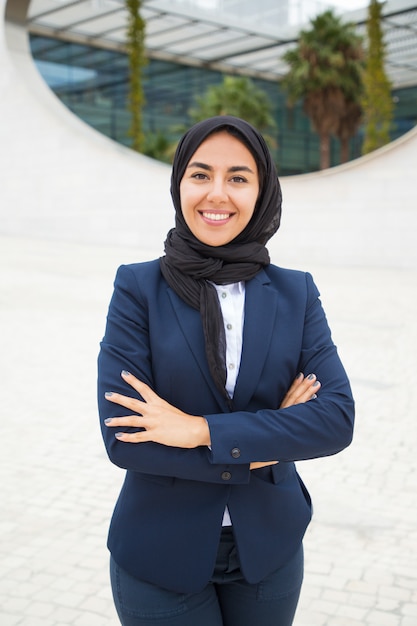 Szczęśliwy pomyślny Muzułmański bizneswoman pozuje outside