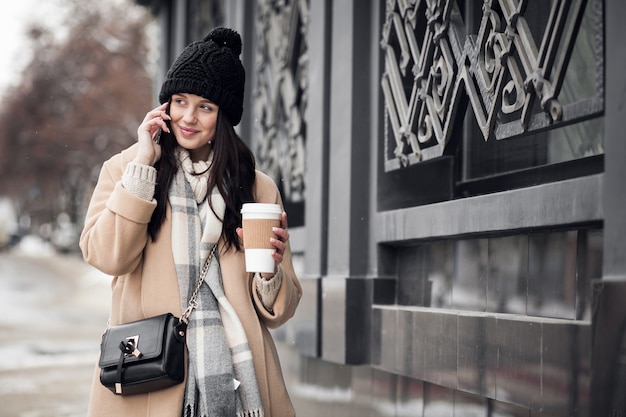 Bezpłatne zdjęcie szczęśliwy telefon coffee coffe young