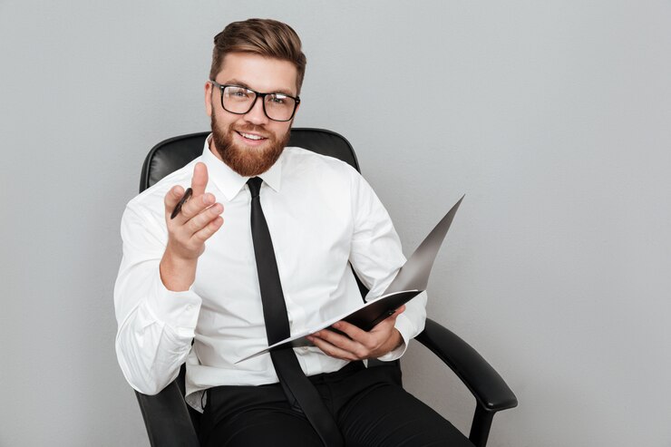 Bezpłatny plik Zdjęcie szczęśliwy uśmiechnięty biznesmen trzyma falcówkę w eyeglasses