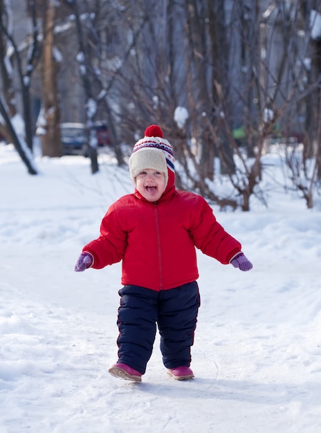 Szczęśliwy za toddler w parku zimą