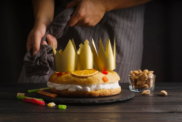 Bezpłatne zdjęcie szef kuchni kończy dekorowanie deseru święto trzech króli