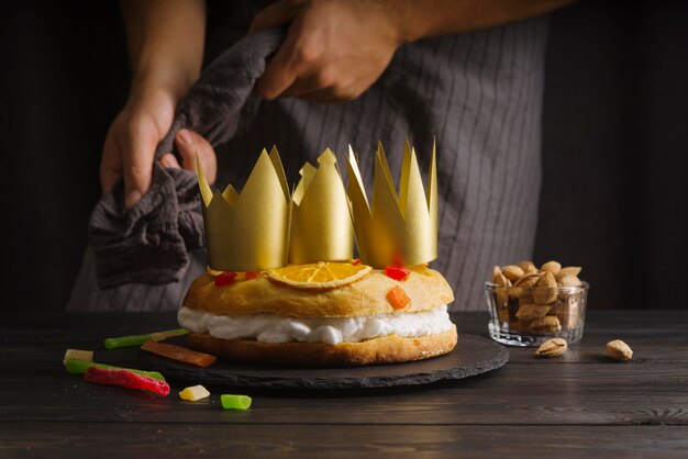 Szef kuchni kończy dekorowanie deseru Święto Trzech Króli