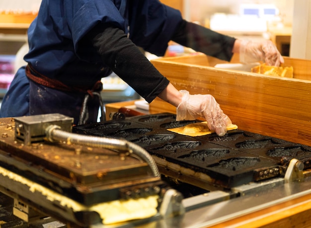 Bezpłatne zdjęcie szef kuchni przygotowuje tradycyjne japońskie potrawy