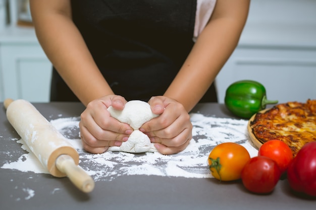 Bezpłatne zdjęcie szef kuchni robi pizzę w kuchni