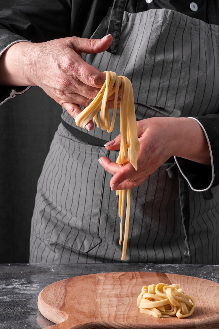Bezpłatny plik Zdjęcie szef kuchni robi tagliatelle