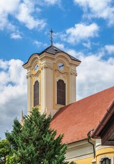 Szentendre, węgry 19.08.2021. kościół w szentendre na węgrzech w słoneczny letni dzień