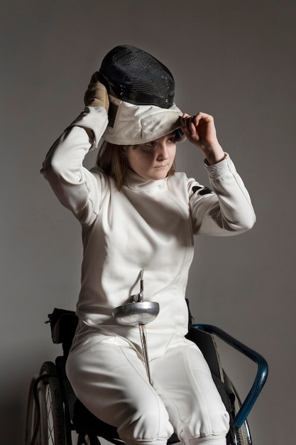 Szermierz niepełnosprawny w specjalnym sprzęcie siedzący na wózku inwalidzkim