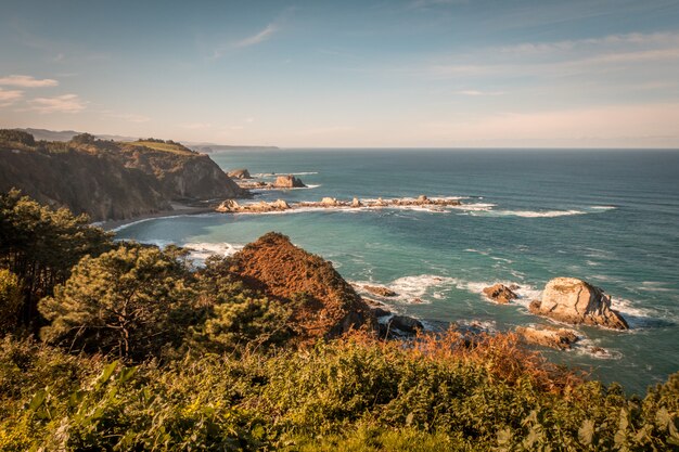 Szeroki kąt strzału na plaży Silence w Asturii w Hiszpanii