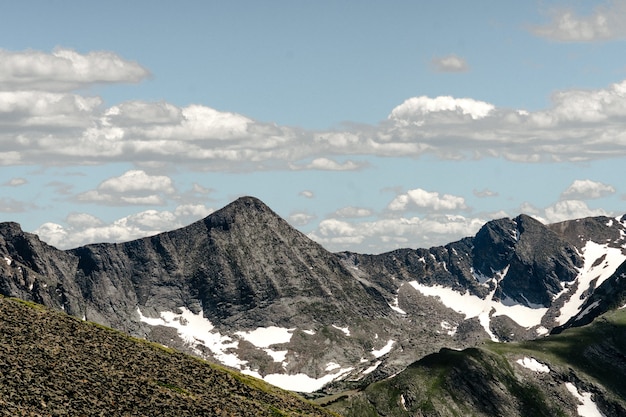 Bezpłatne zdjęcie szeroki kąt strzału w rocky mountain national park w usa pod zachmurzonym niebem