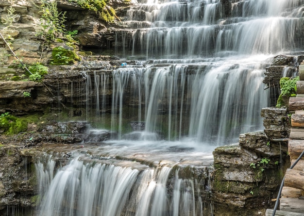 Szeroki kąt strzału wodospadu w Parku Stanowym Chittenango Falls w USA