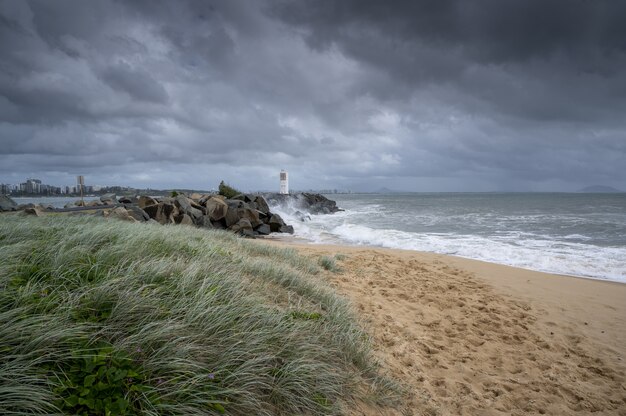 Szeroki kąt ujęcia Sunshine Coast of Queensland w Australii pod zachmurzonym niebem