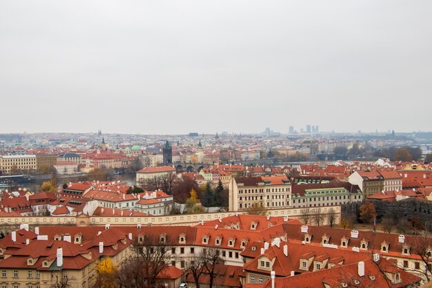 Szeroki kąt widzenia budynków Pragi pod zachmurzonym niebem