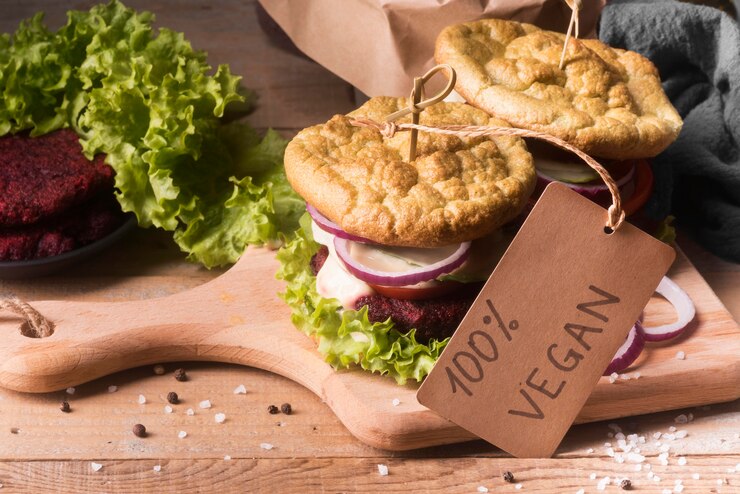 Bezpłatny plik Zdjęcie szeroki, kreatywny asortyment z menu hamburgerowym